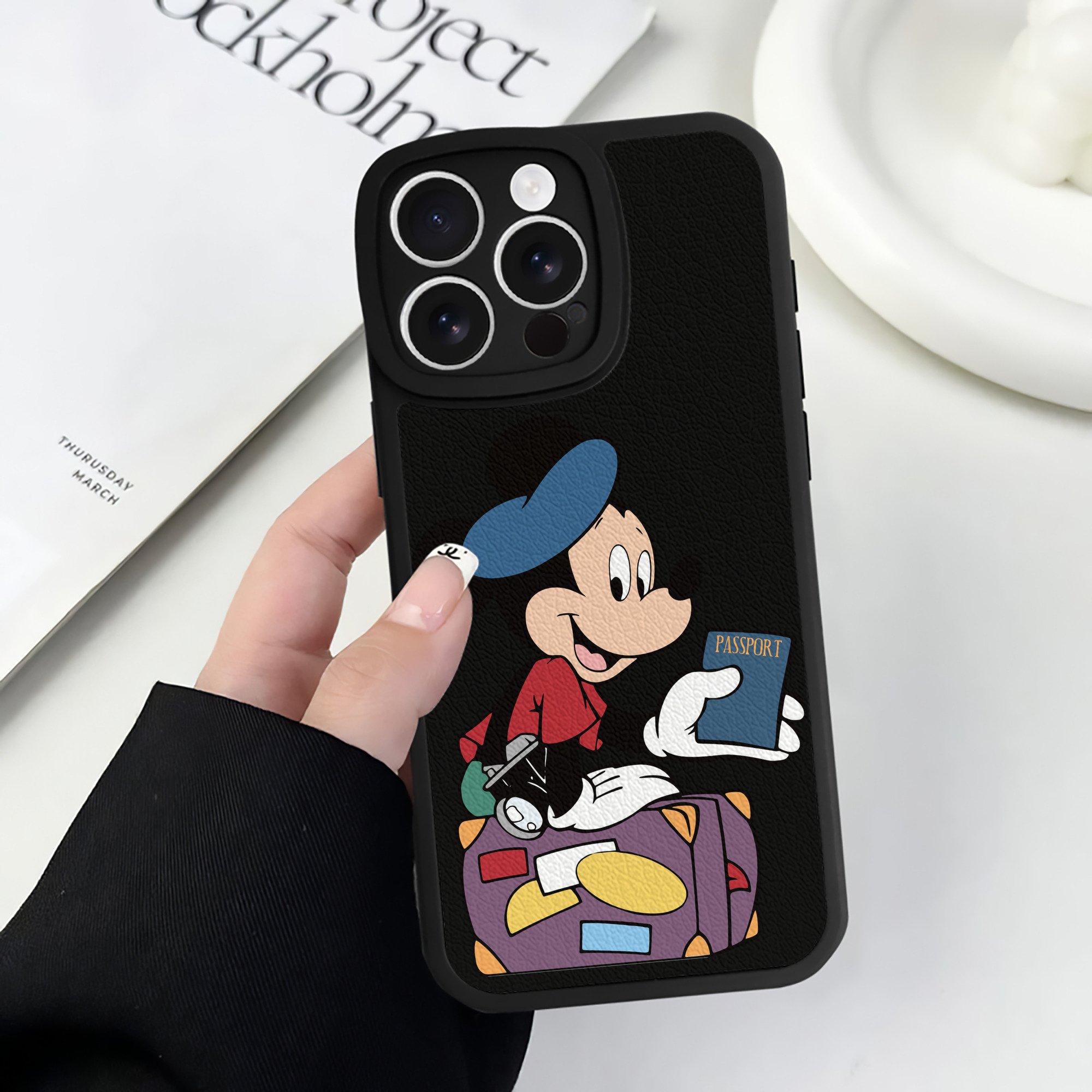 （画像用） ミッキーマウス Mickey Mouse 【iPhone 16シリーズ対応】シリコンスマホケース（レザー調） 材質：シリコン